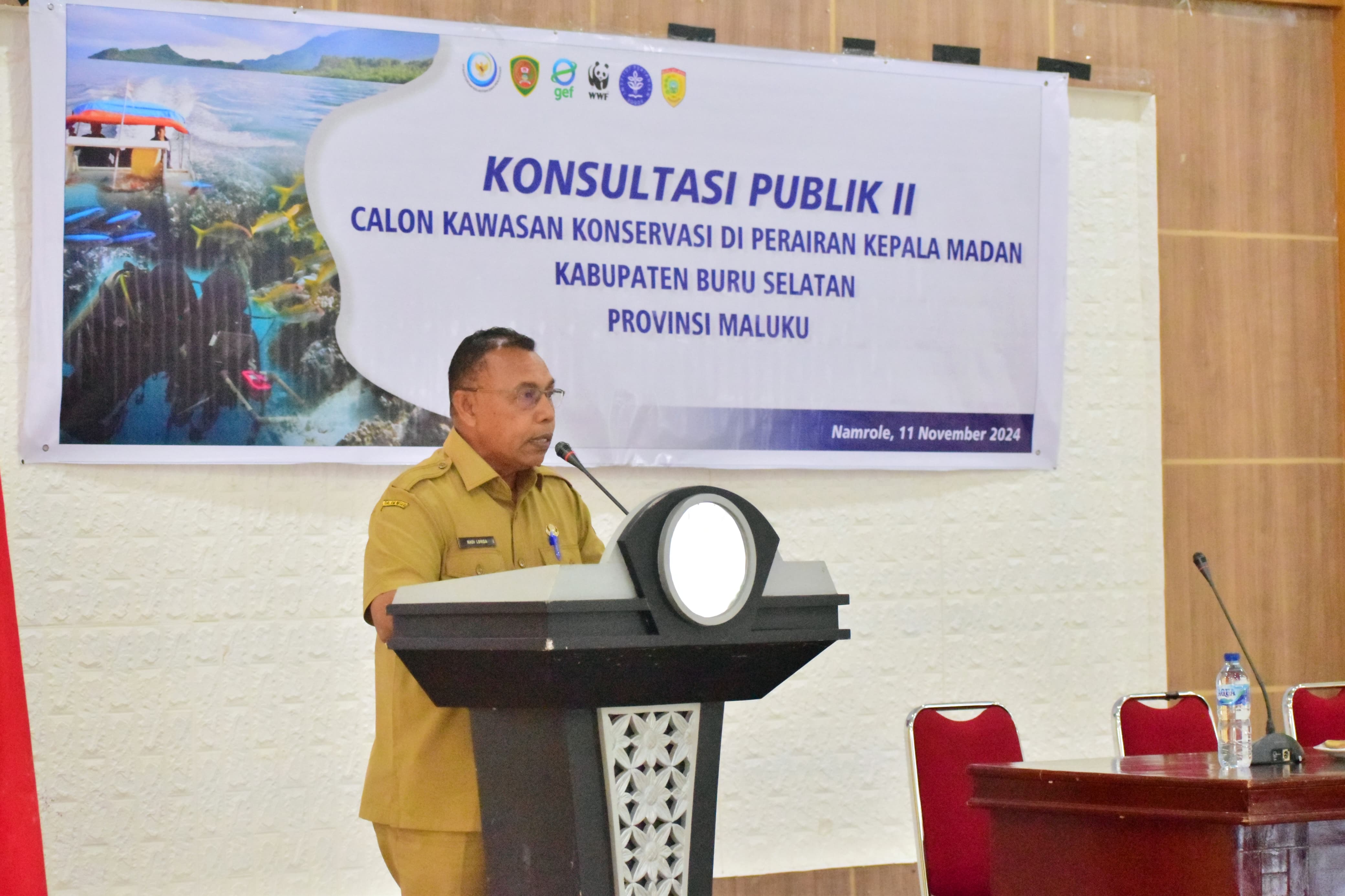 Asisten Bidang Perekonomian dan Pembangunan Sekda Kabupaten Buru Selatan, Hadi Longa, hadir mewakili Pj. Sekretaris Daerah Kabupaten Buru Selatan menyampaikan sambutan dan membuka Konsultasi Publik II  tingkat Kabupaten untuk Calon Kawasan Konservasi di Perairan Kepala Madan Kabupaten Buru Selatan Provinsi Maluku, di Aula Kantor Bupati Buru Selatan, difasilitas GEF 6 CFI Indonesia (11/11/2024)